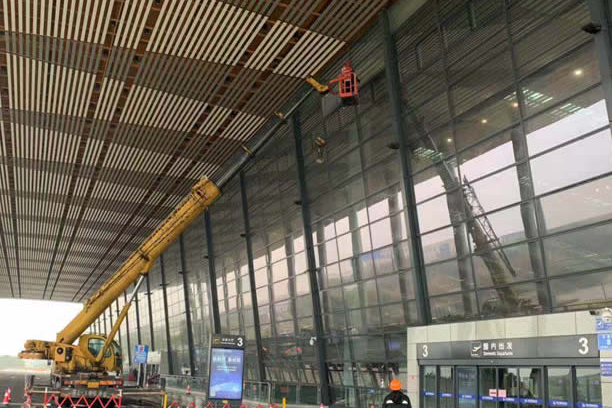 龙岗玻璃幕墙维护和保养